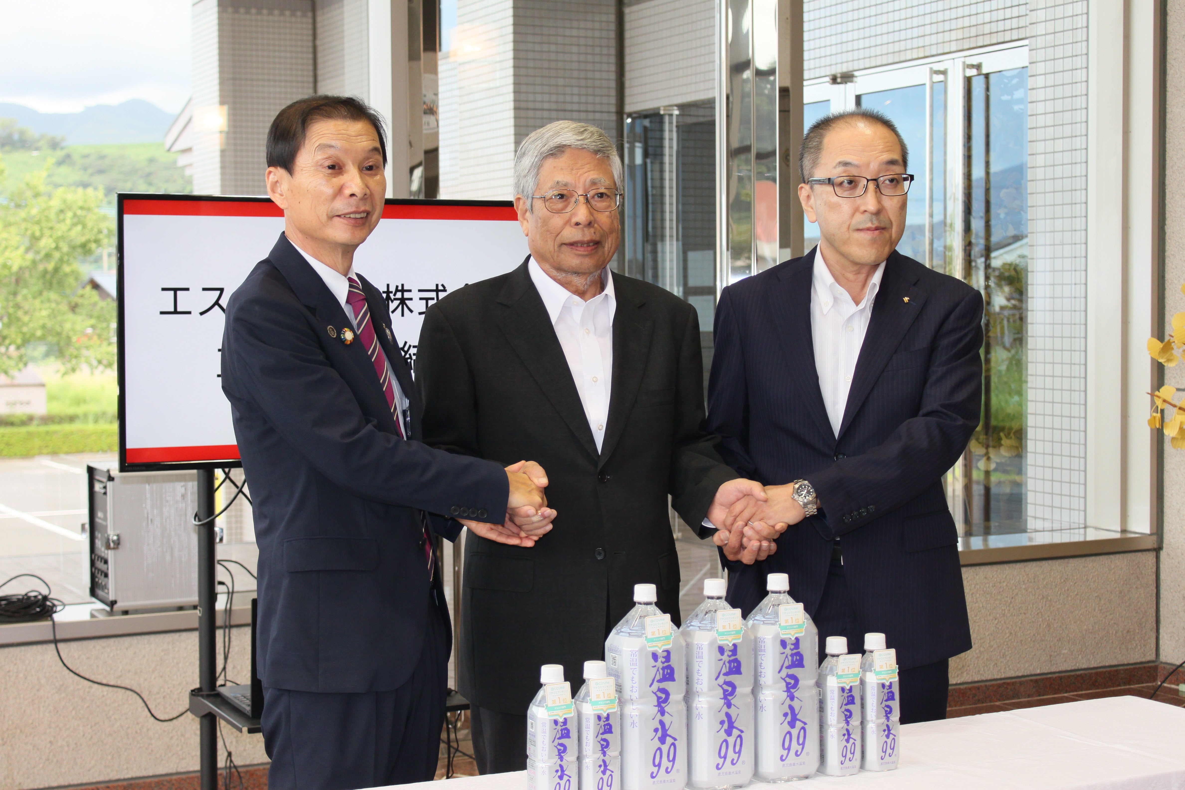 SOC株式会社 草間社長と垂水市長が立地協定締結で握手する様子