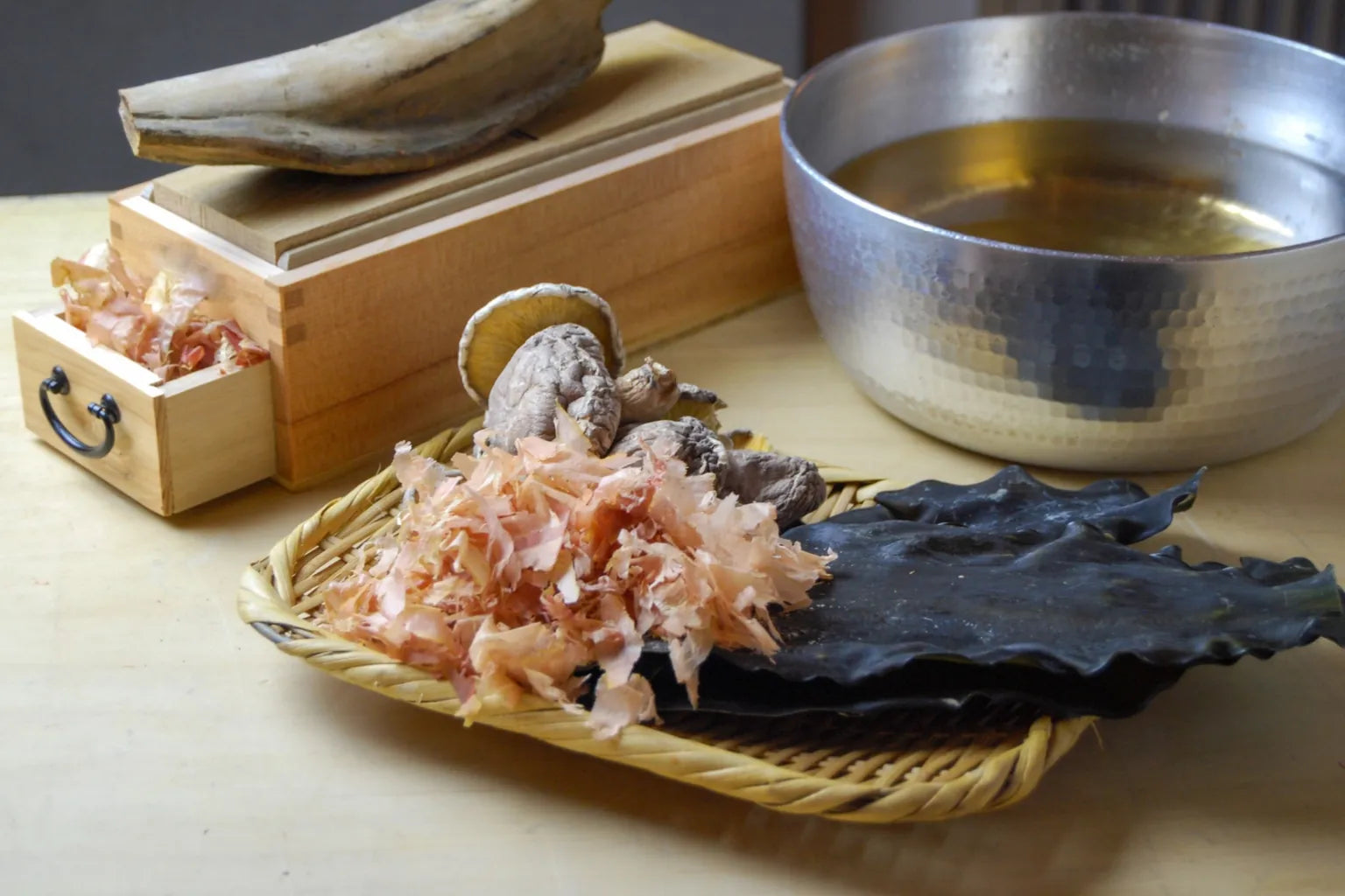 昆布・かつお節・しいたけなど、出汁素材を並べた準備写真