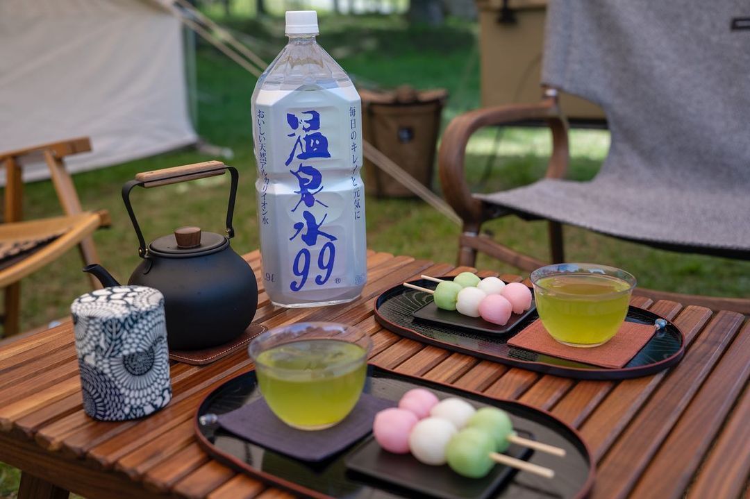 温泉水99で淹れた緑茶 急須と湯呑みの食卓風景