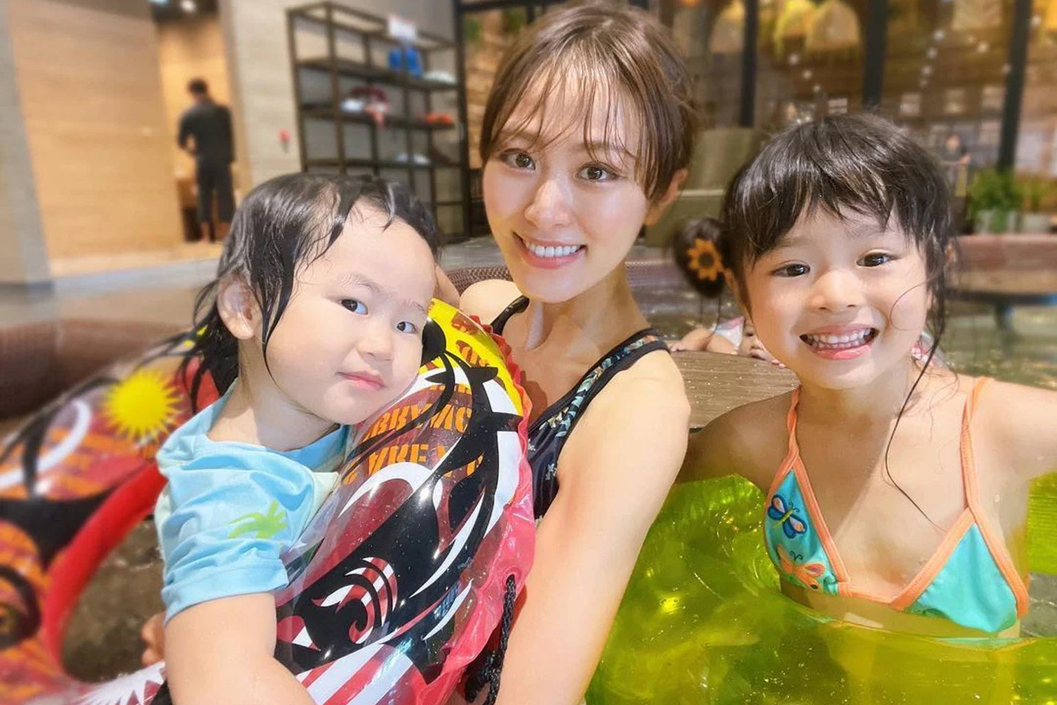 子供とプールを楽しんだ後に水分補給が必要なシーン 家族の健康習慣