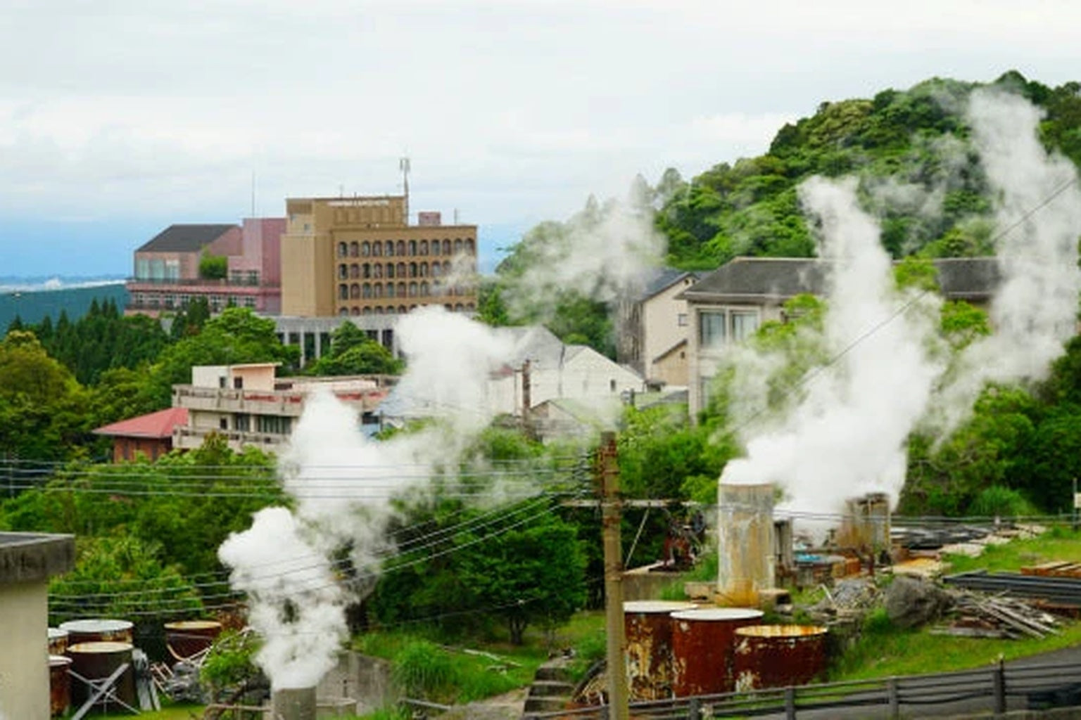 鹿児島の温泉地に立ち上る湯けむり|温泉水99の源流となる自然環境
