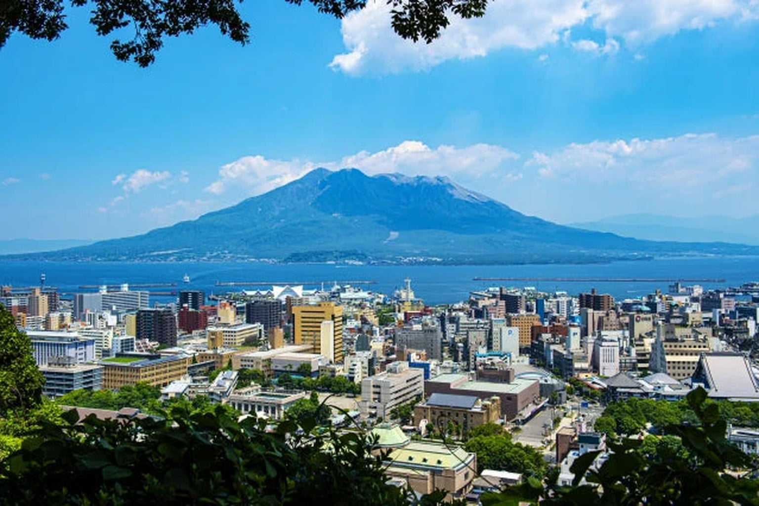 鹿児島市と桜島の風景|温泉水99が生まれる鹿児島の街並み