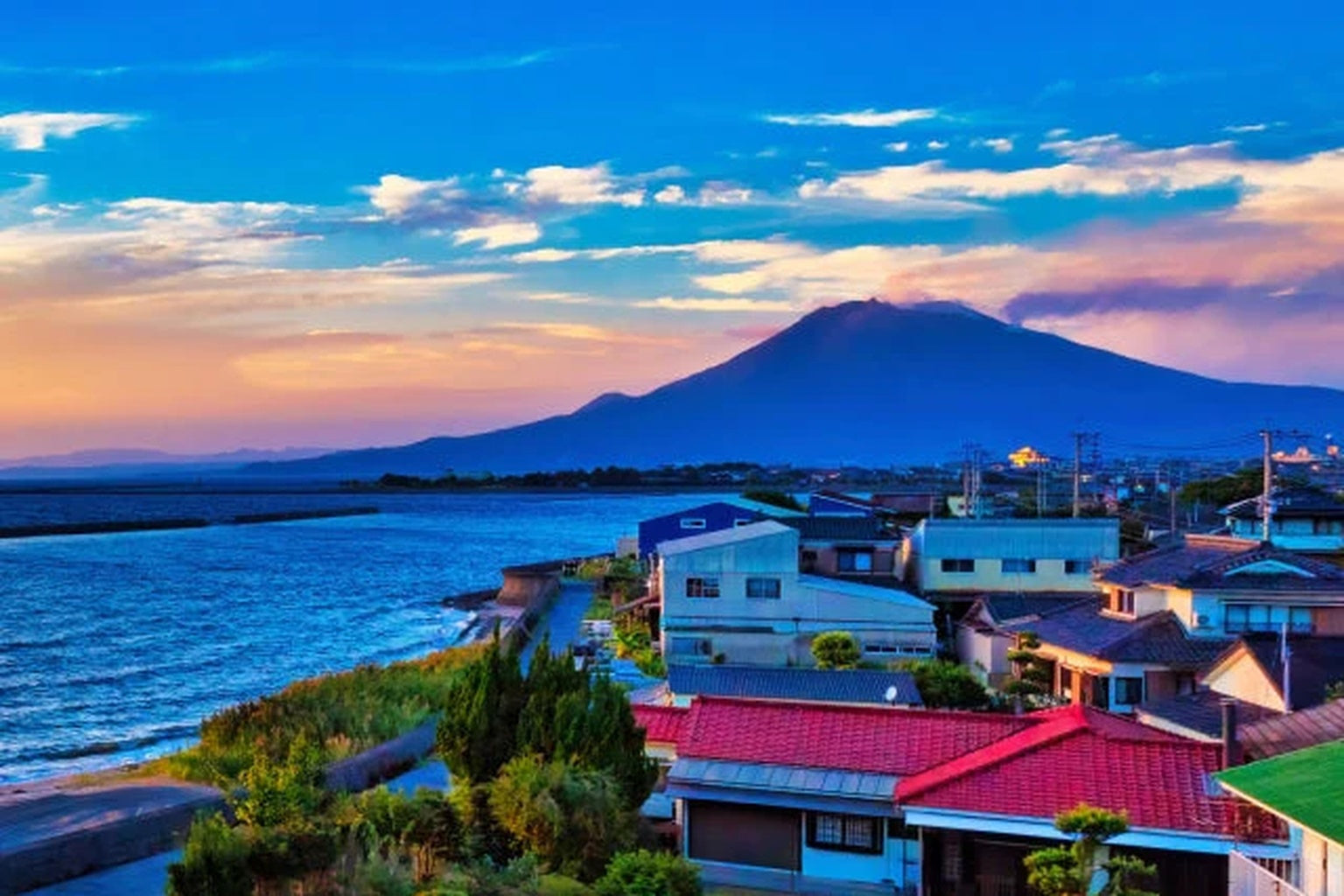 鹿児島・桜島と街並みの風景|温泉水99が生まれる地域の景観