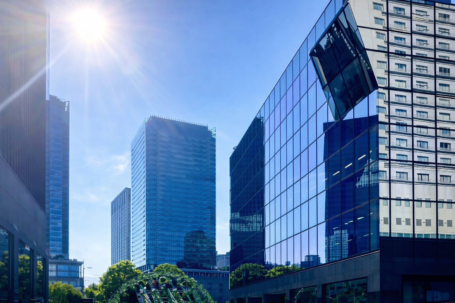 東京の高層ビルの真夏の強い日差し 日本の猛暑と熱中症対策の象徴