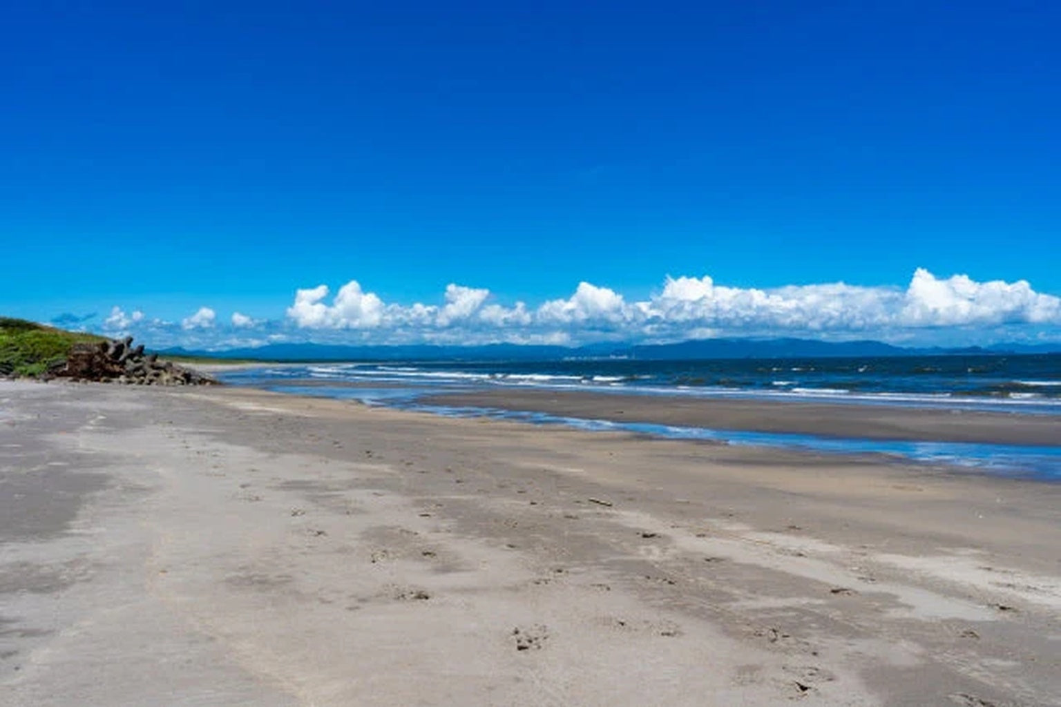Sunny beach and blue horizon of Higashikushira Town — a symbol of peace, wellness, and harmony with nature.