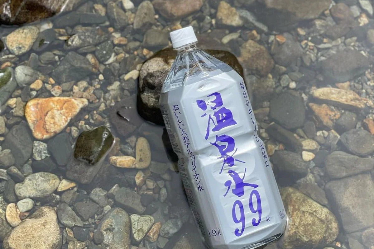 温泉水99のボトルとグラス|硬度1.7の超軟水を示すイメージ