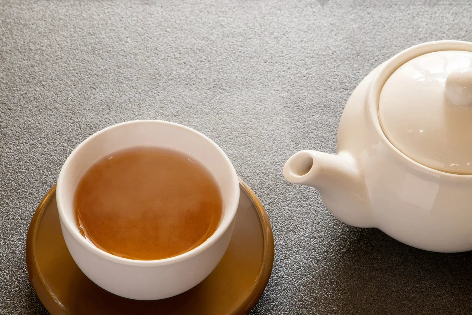 Premium Japanese hojicha tea with teapot and teacup