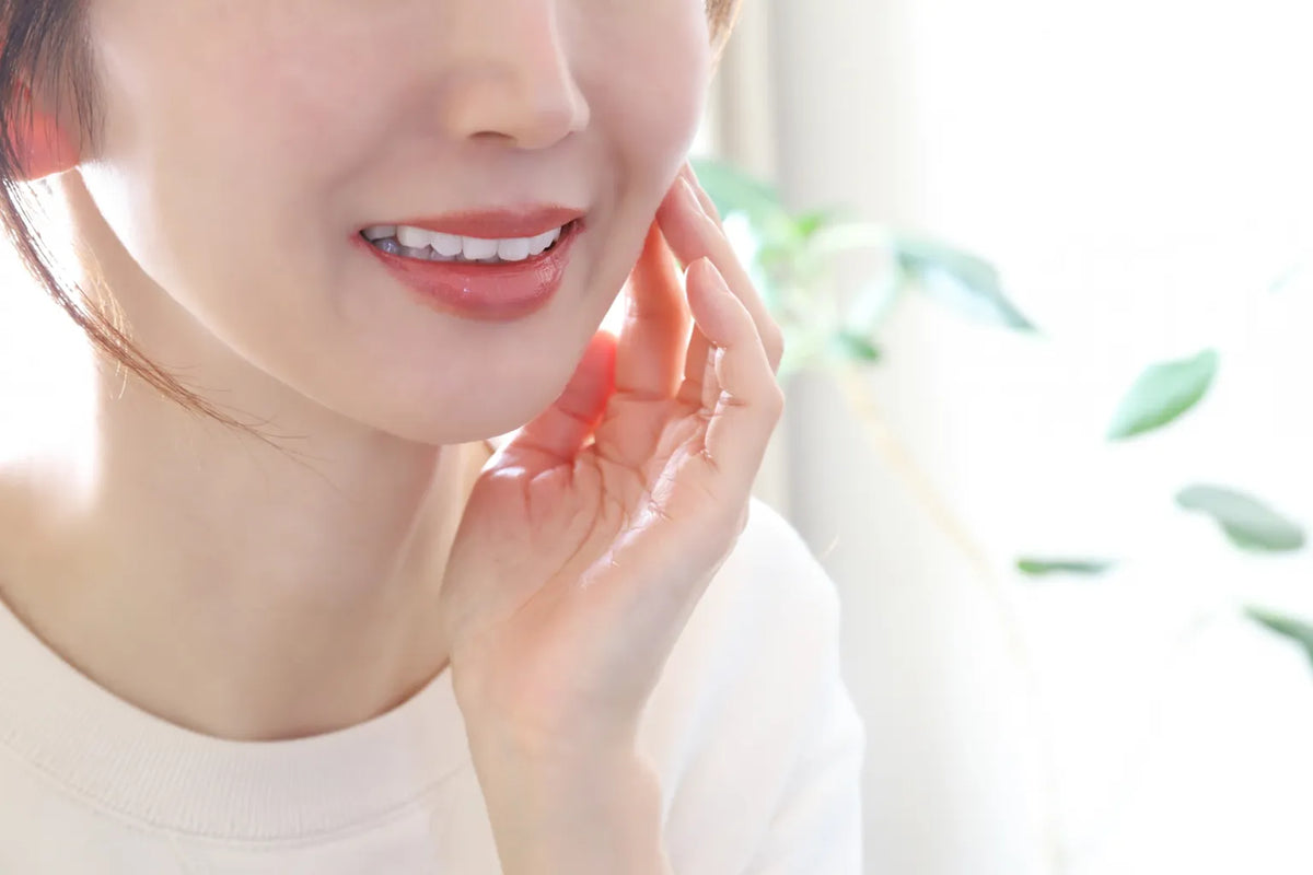 なめらかな肌に触れる女性 保湿とスキンケアによる美肌イメージ