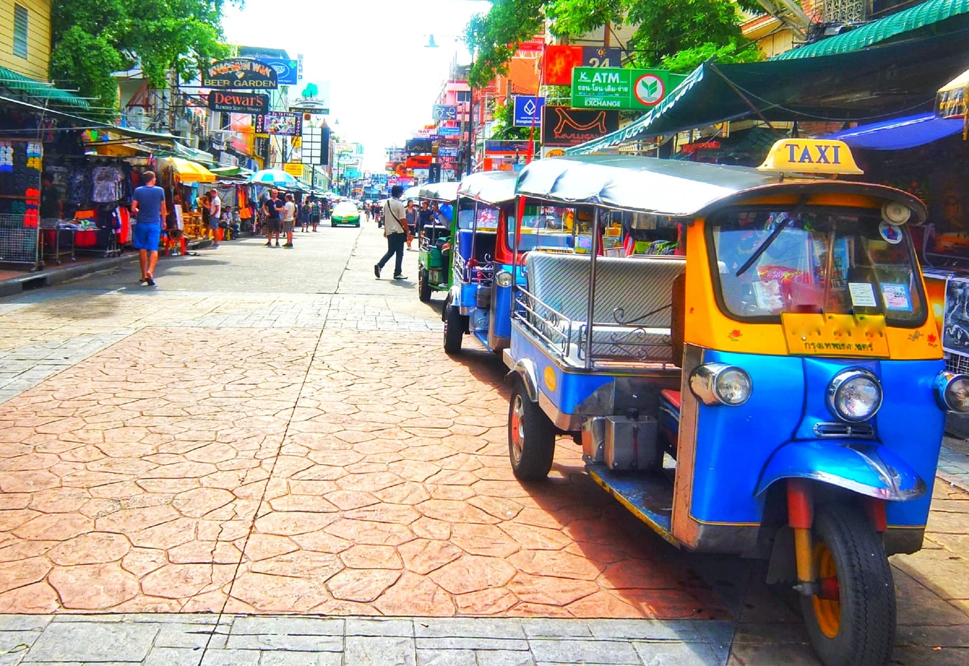 タイを代表するトゥクトゥクとタイの街並み