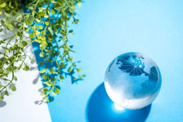 地球とリサイクルマーク 持続可能な水選びの象徴