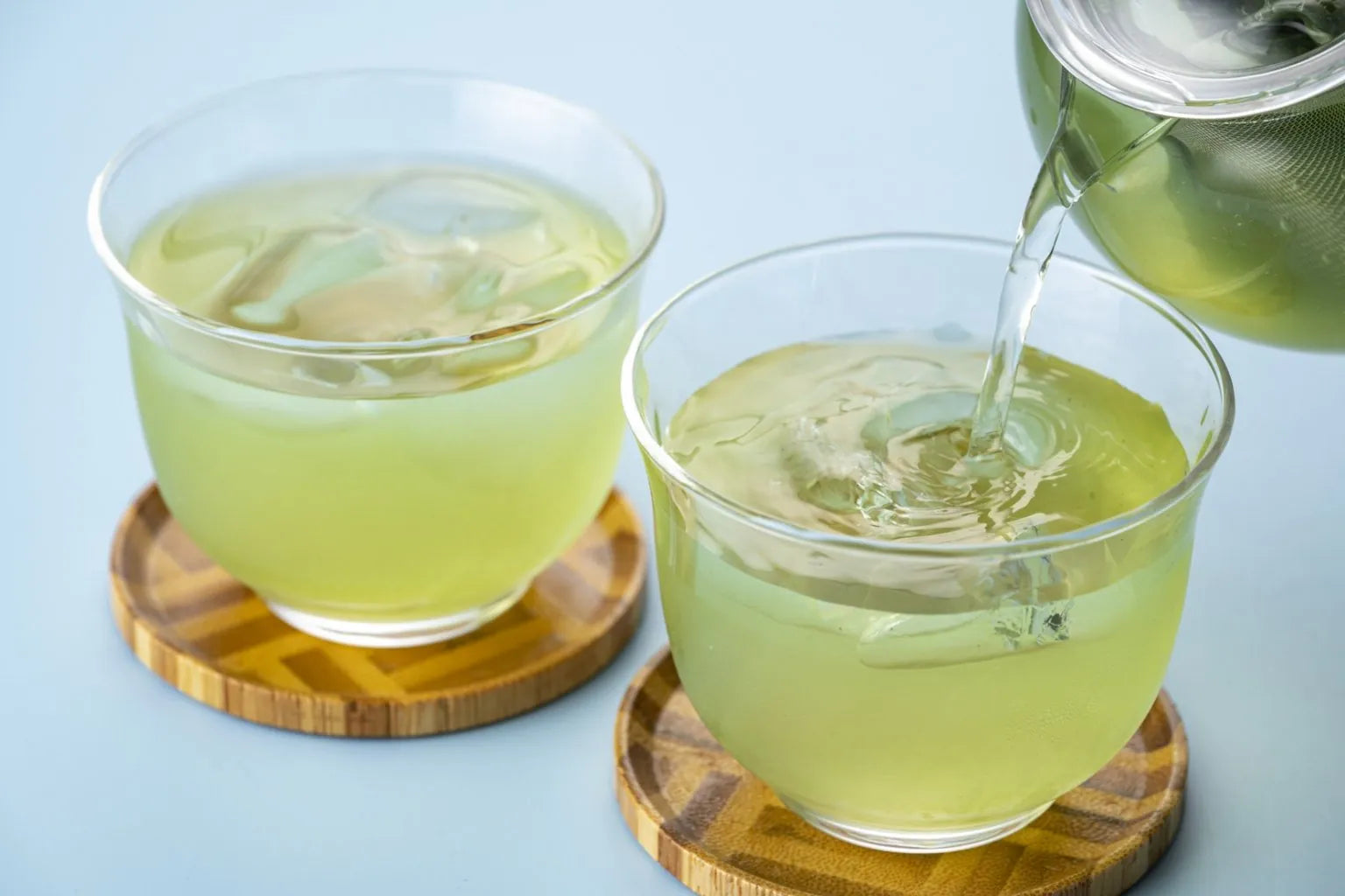 複数の湯のみへ緑茶を注ぐシーン