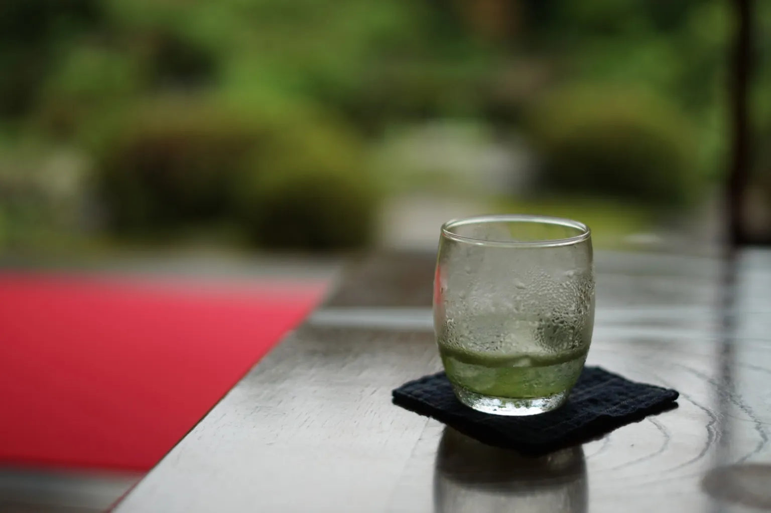Chilled matcha drink made with soft water in a glass, highlighting smooth Japanese texture and premium ONSENSUI99 experience