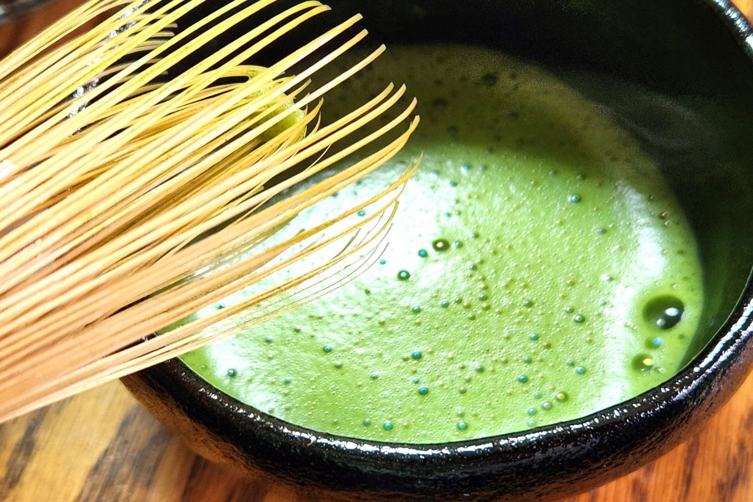 Close-up of creamy matcha made with soft water, showing a smooth Japanese tea texture ideal for ONSENSUI99 storytelling
