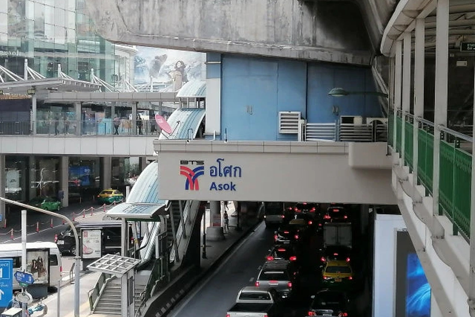 BTSアソーク駅の看板と街の風景、SOC Thailandの拠点があるバンコク中心部の様子