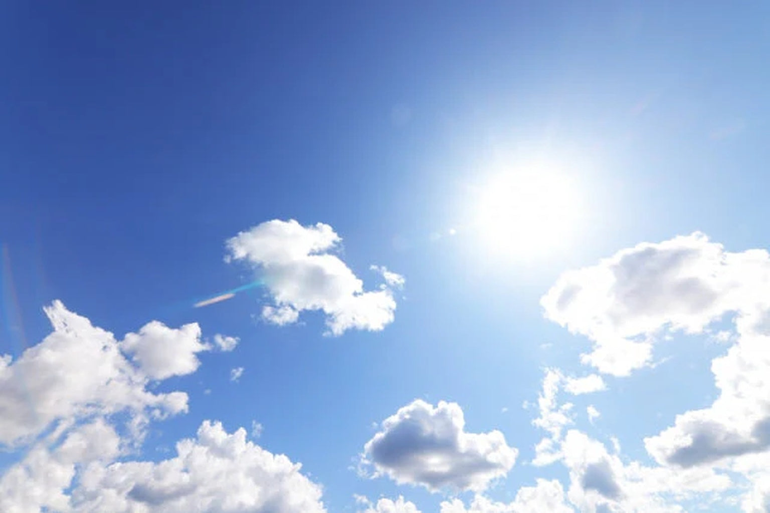 タイの強い日差しと青空｜暑い気候に欠かせない水分補給と健康維持を象徴