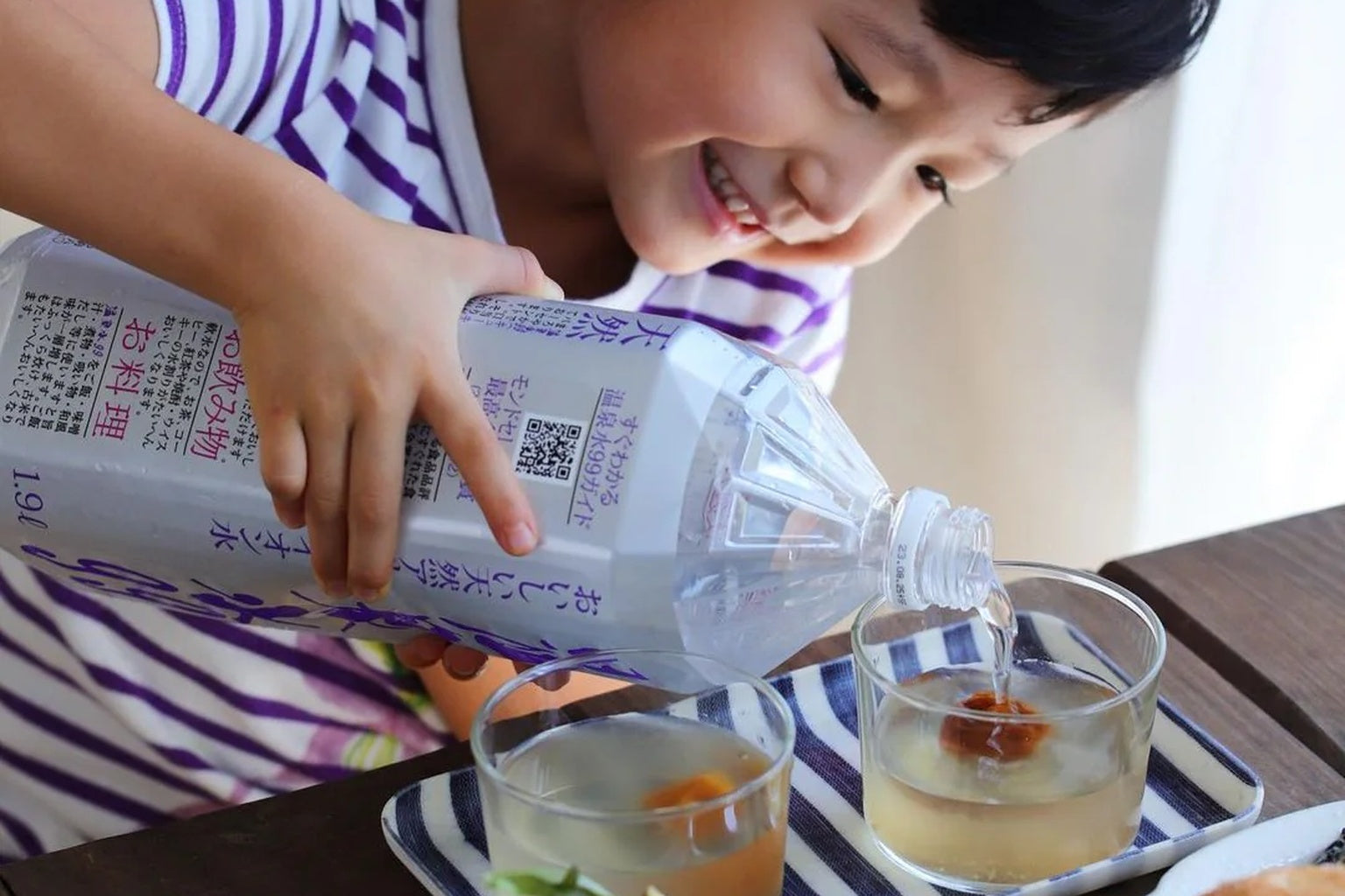 家庭で温泉水99を飲む家族｜健康と笑顔を育む毎日の水習慣