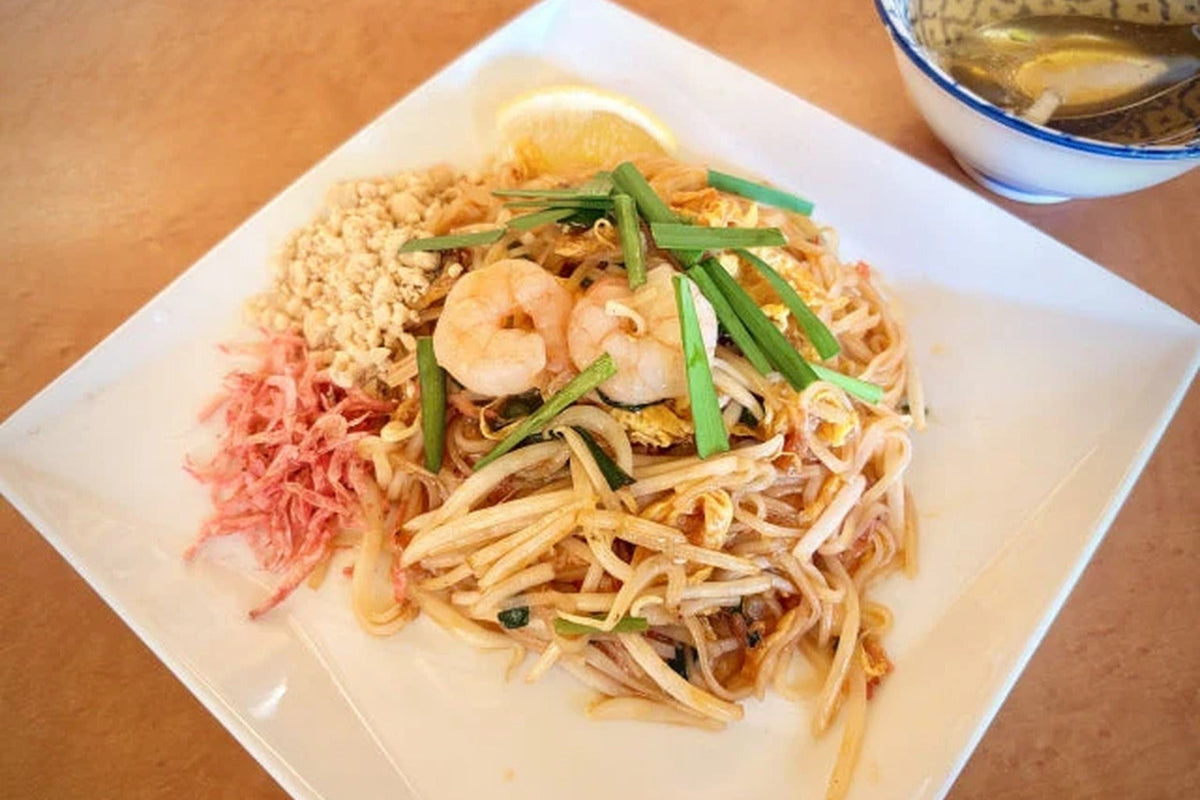 辛いタイ料理（トムヤムクンとガパオ）。在タイ日本人が胃腸トラブルを起こしやすい食生活のイメージ