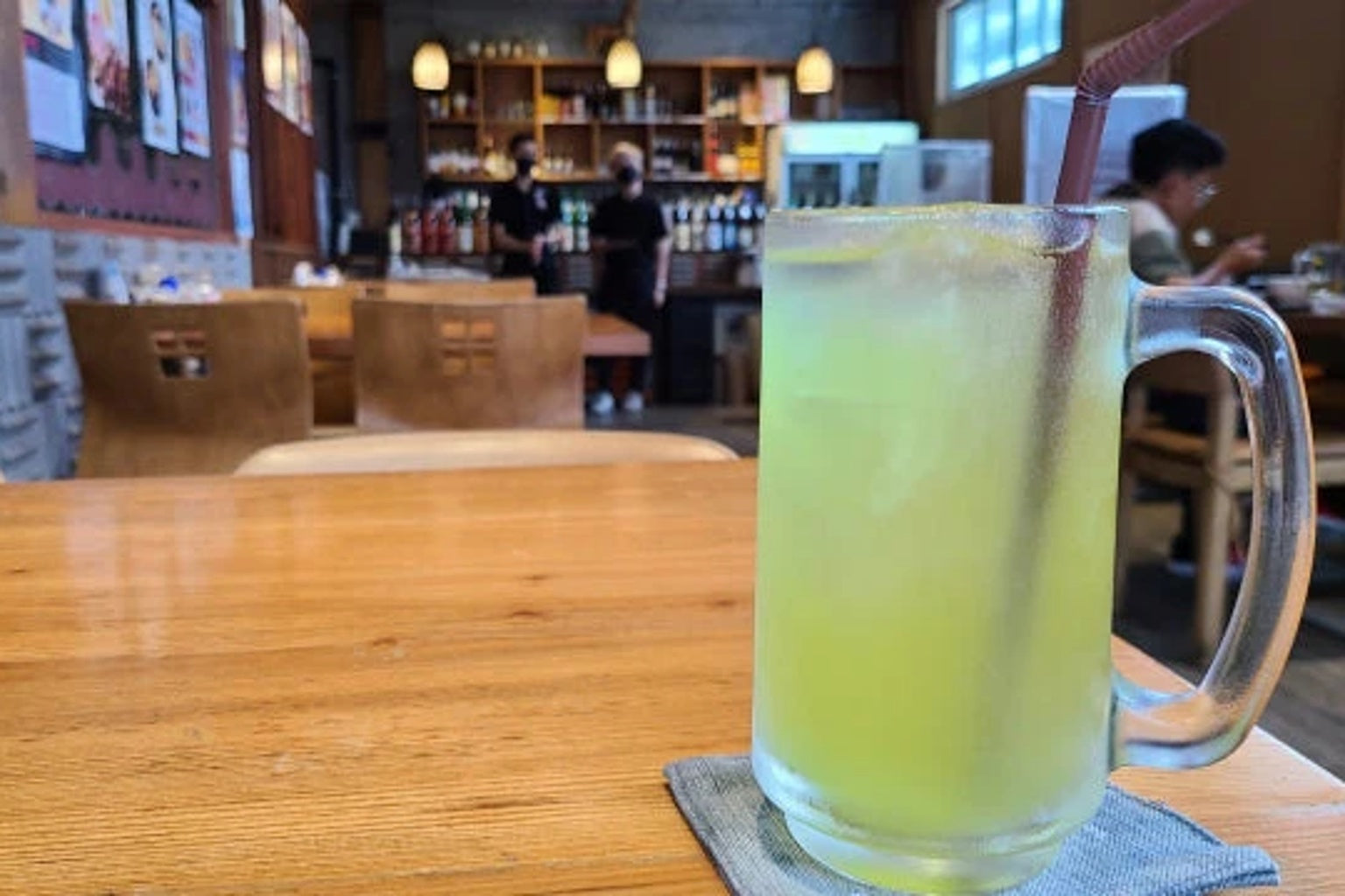 タイのレストランと冷たい緑茶 (グリーンティー)