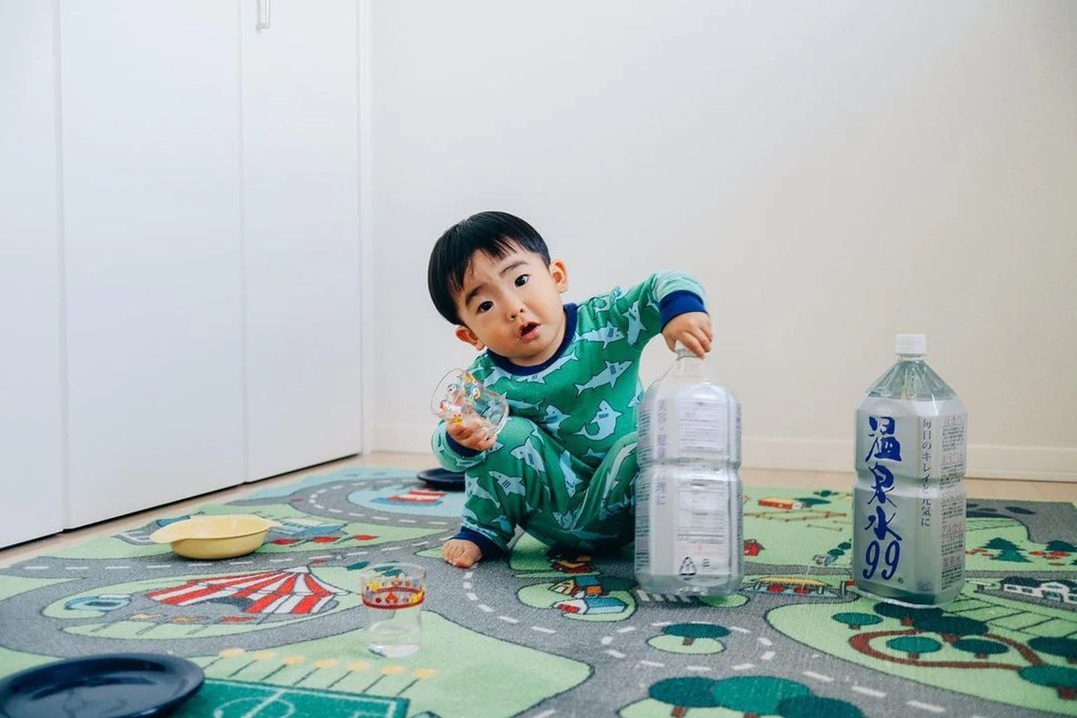 温泉水99のある暮らし｜自宅で水を扱う子どものライフスタイルイメージ