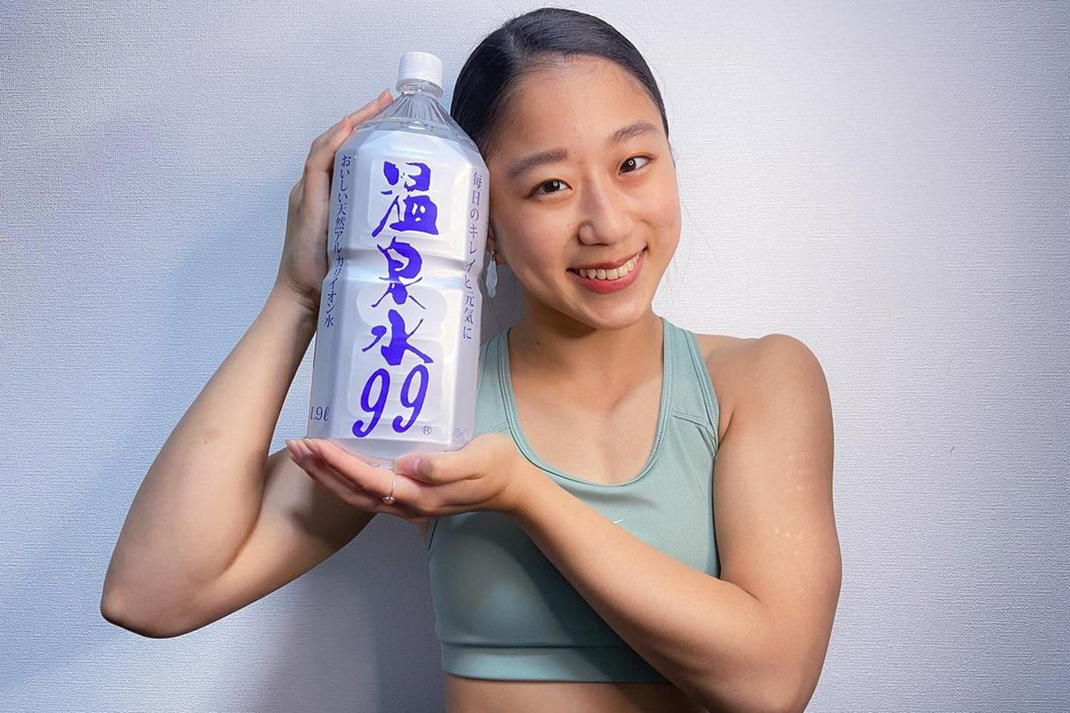 温泉水99のあるウェルネスライフ｜健康的なライフスタイルをイメージした人物写真