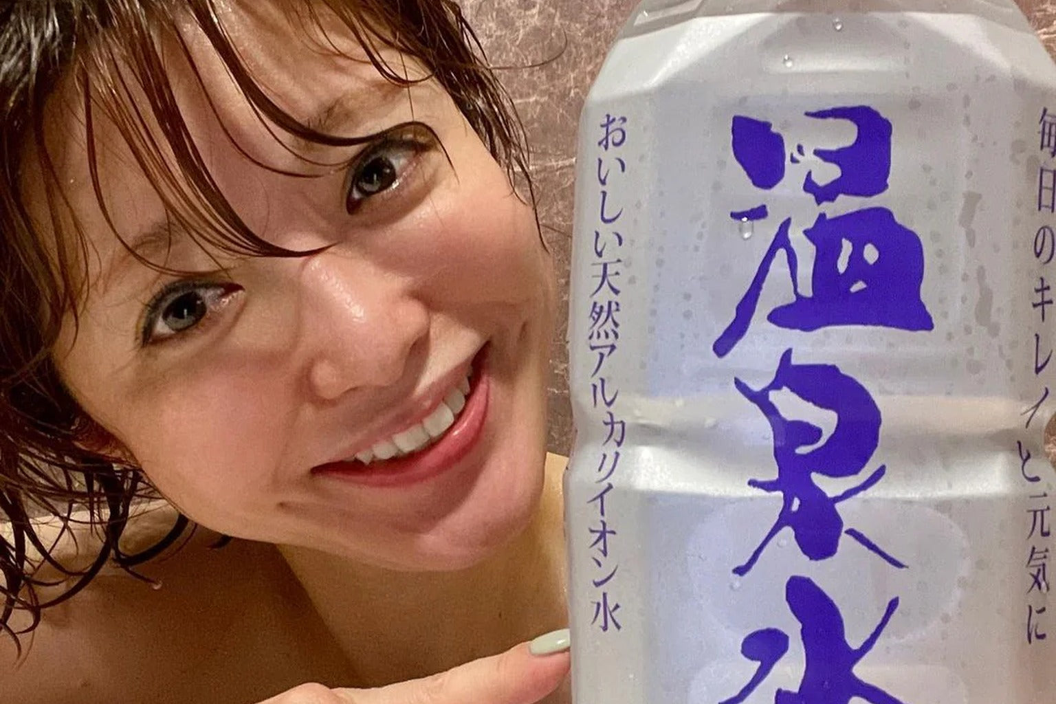 入浴時に温泉水99を飲んでリフレッシュする女性 健康習慣のイメージ