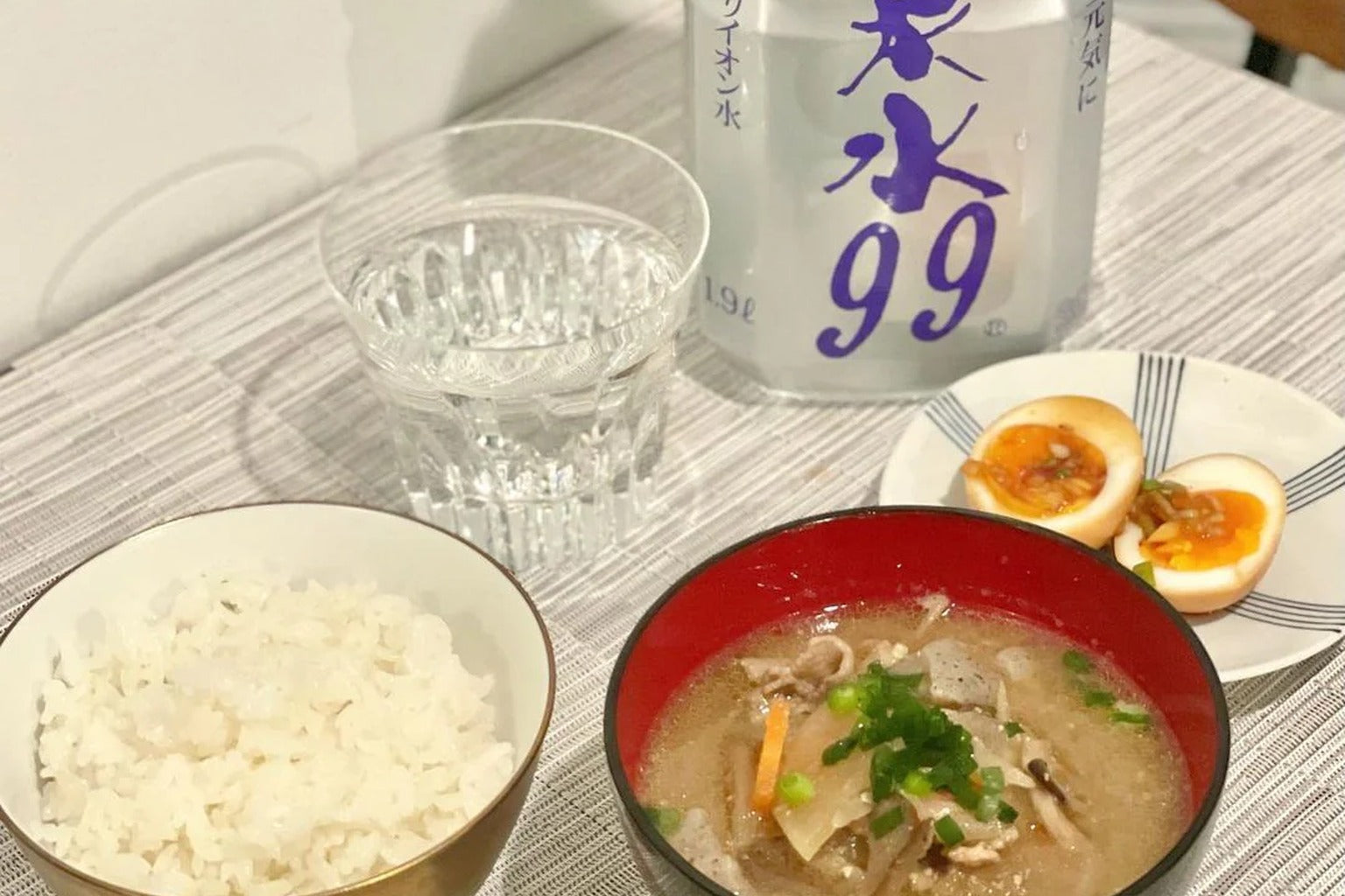 温泉水99と和食の食卓風景 ご飯や味噌汁がふっくら仕上がる料理用の水