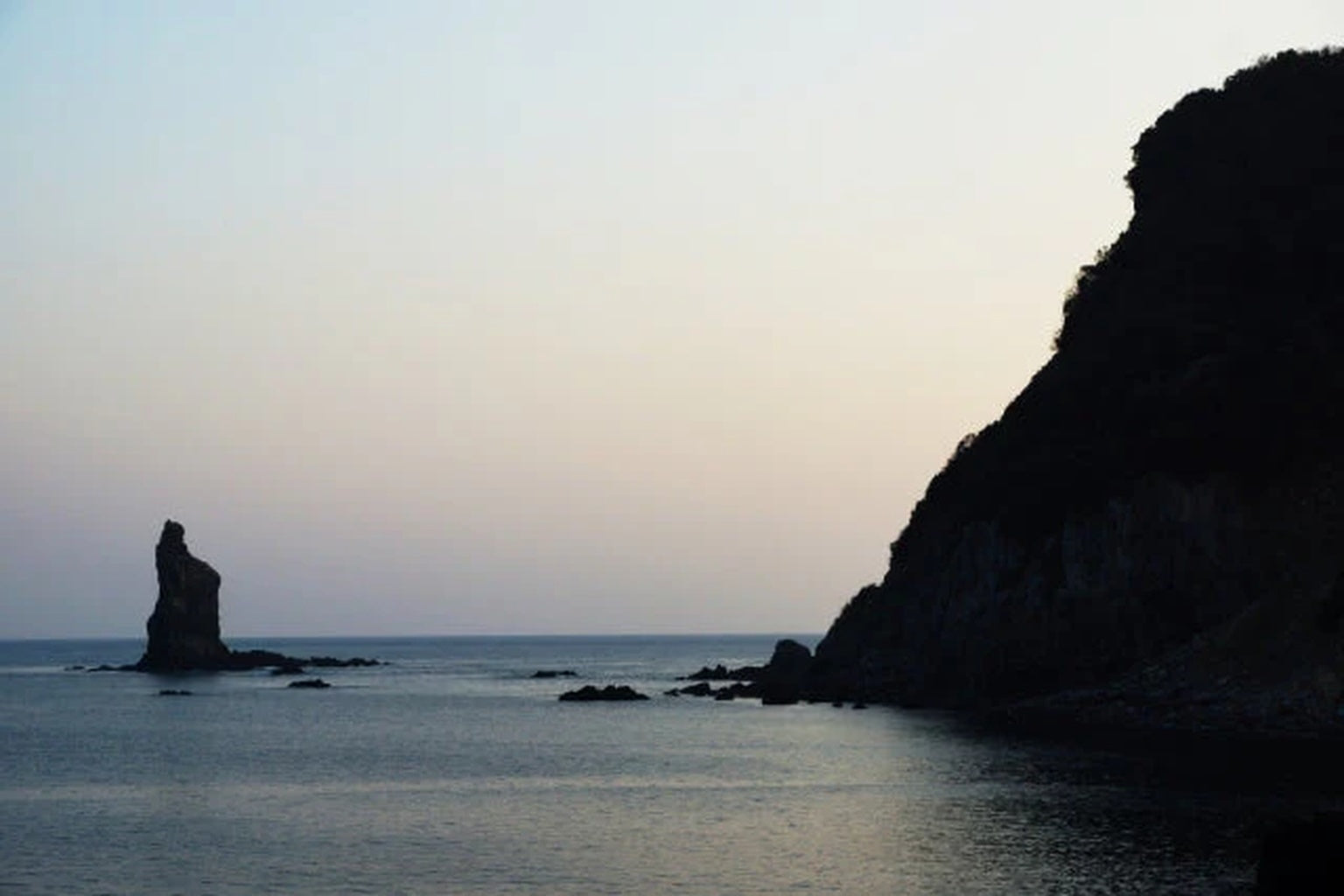 枕崎市・火之神公園に沈む夕日と立神岩。海と火が交わる祈りの風景（鹿児島県枕崎市）
