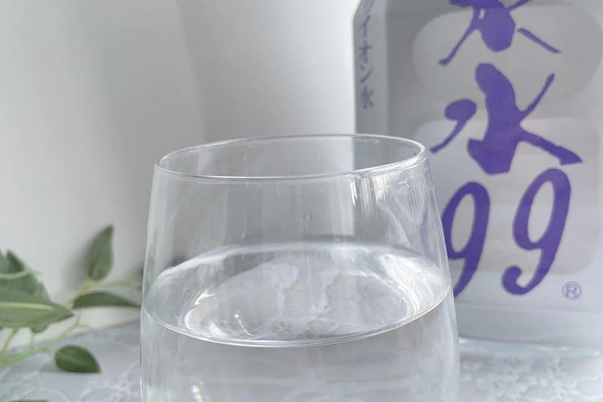 透明な温泉水99を注ぐ｜超軟水のやさしい飲み口
