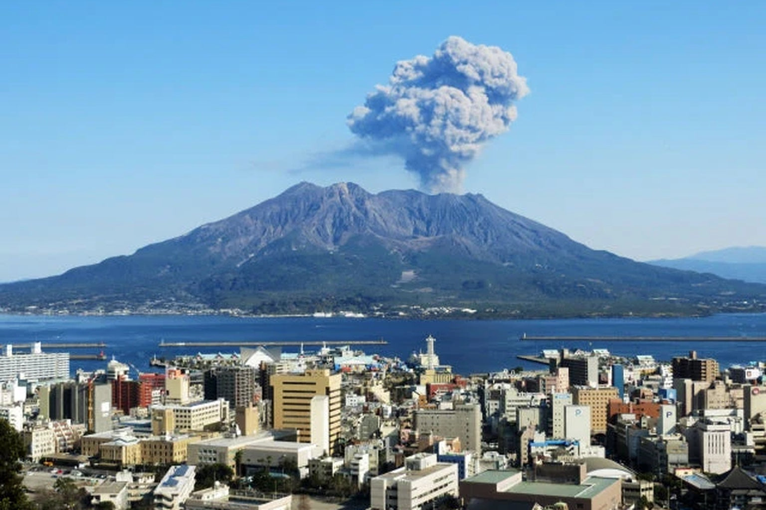 鹿児島市・桜島と錦江湾の朝景。火と水が共存する南九州の象徴的風景