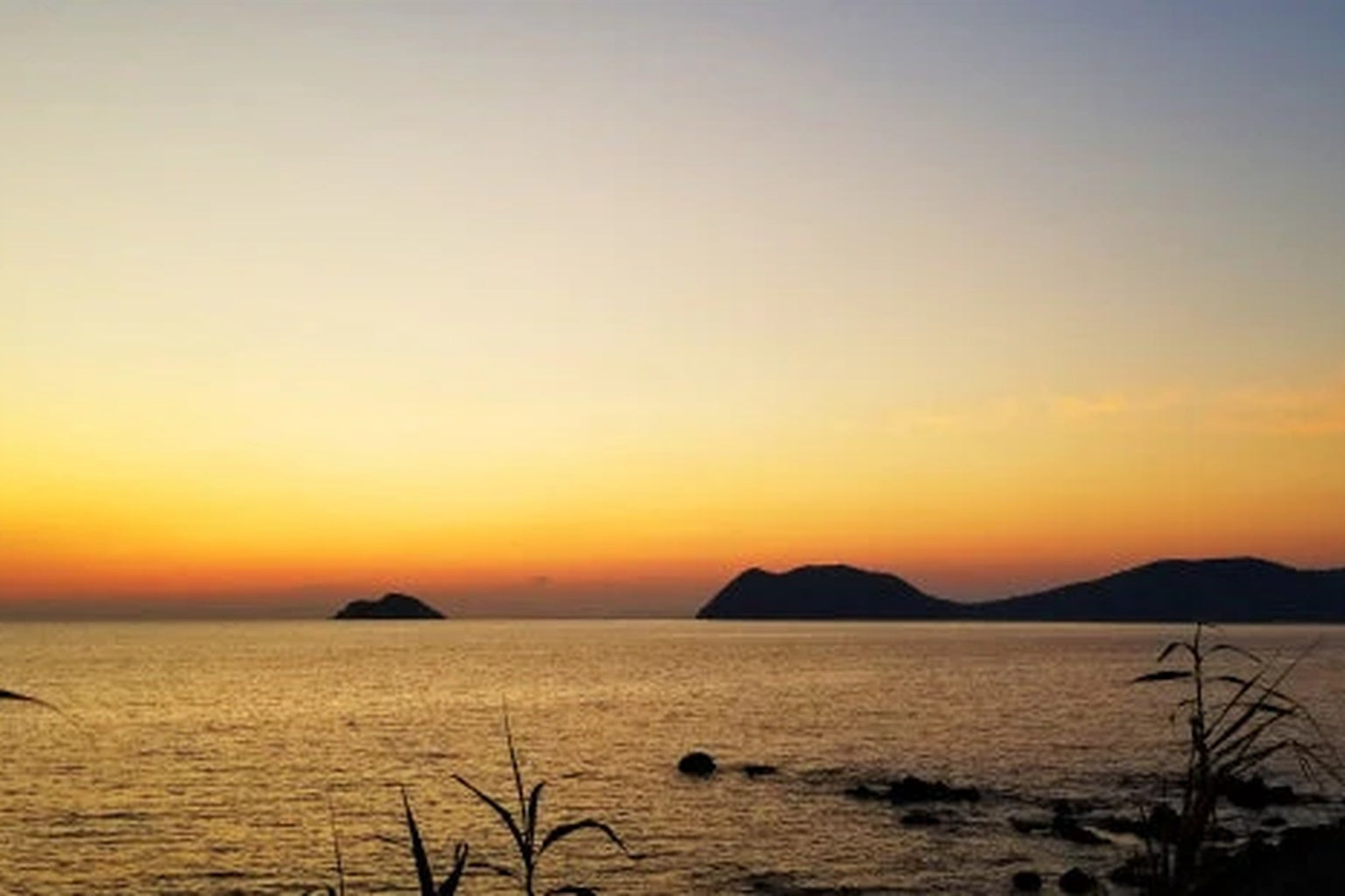 いちき串木野市の海岸に沈む夕日。金色の光が癒しを届ける瞬間。