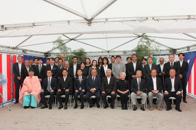 地鎮祭に参列した関係者全員による記念集合写真（垂水市長、施工関係者、タイ法人社員など）