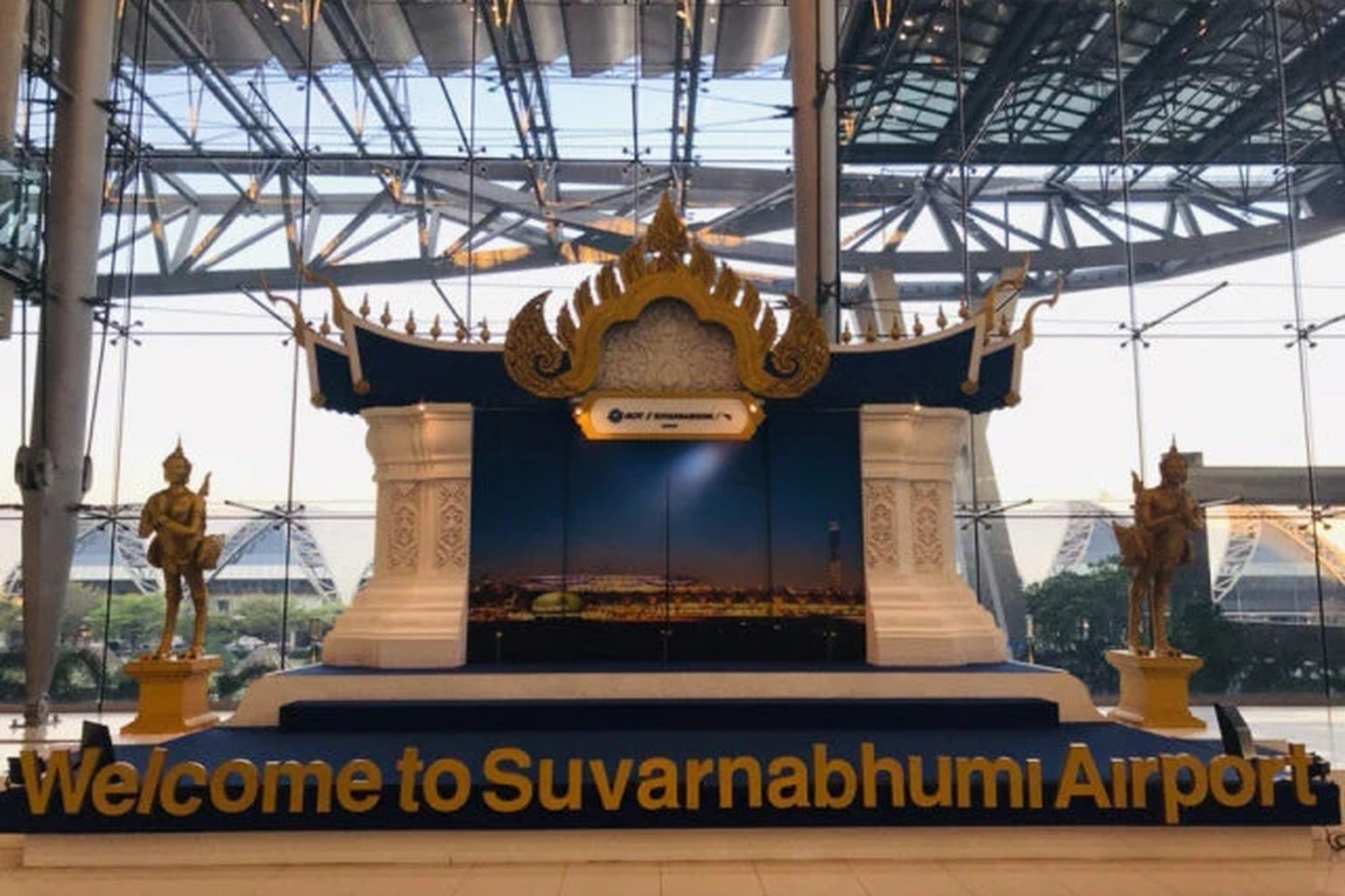 スワンナプーム国際空港の到着ロビーにあるウェルカムサイン。タイの伝統建築をモチーフにしたデザイン