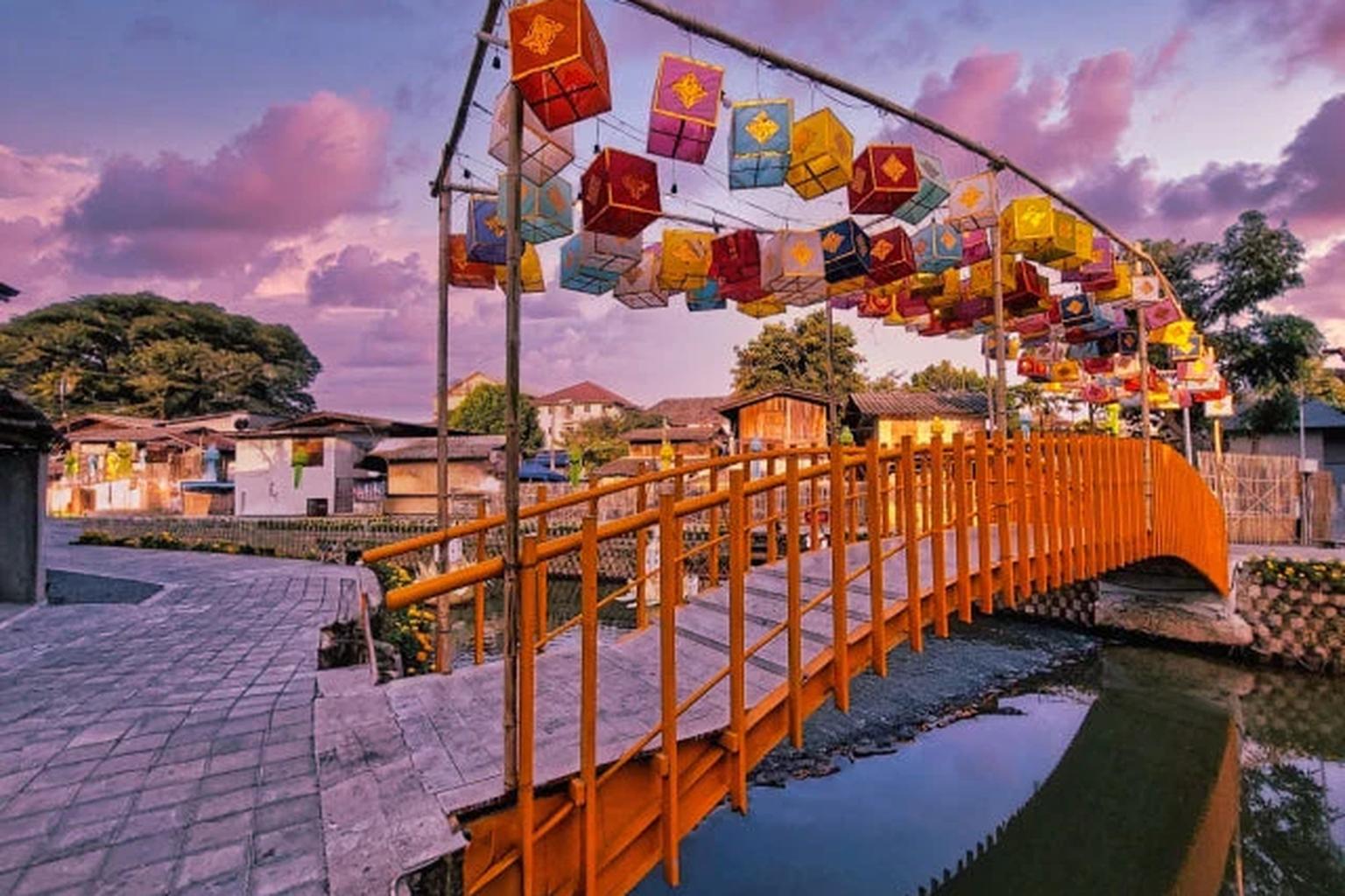 色鮮やかなランタンが並ぶ橋。チェンマイの夕暮れを彩る伝統的な風景