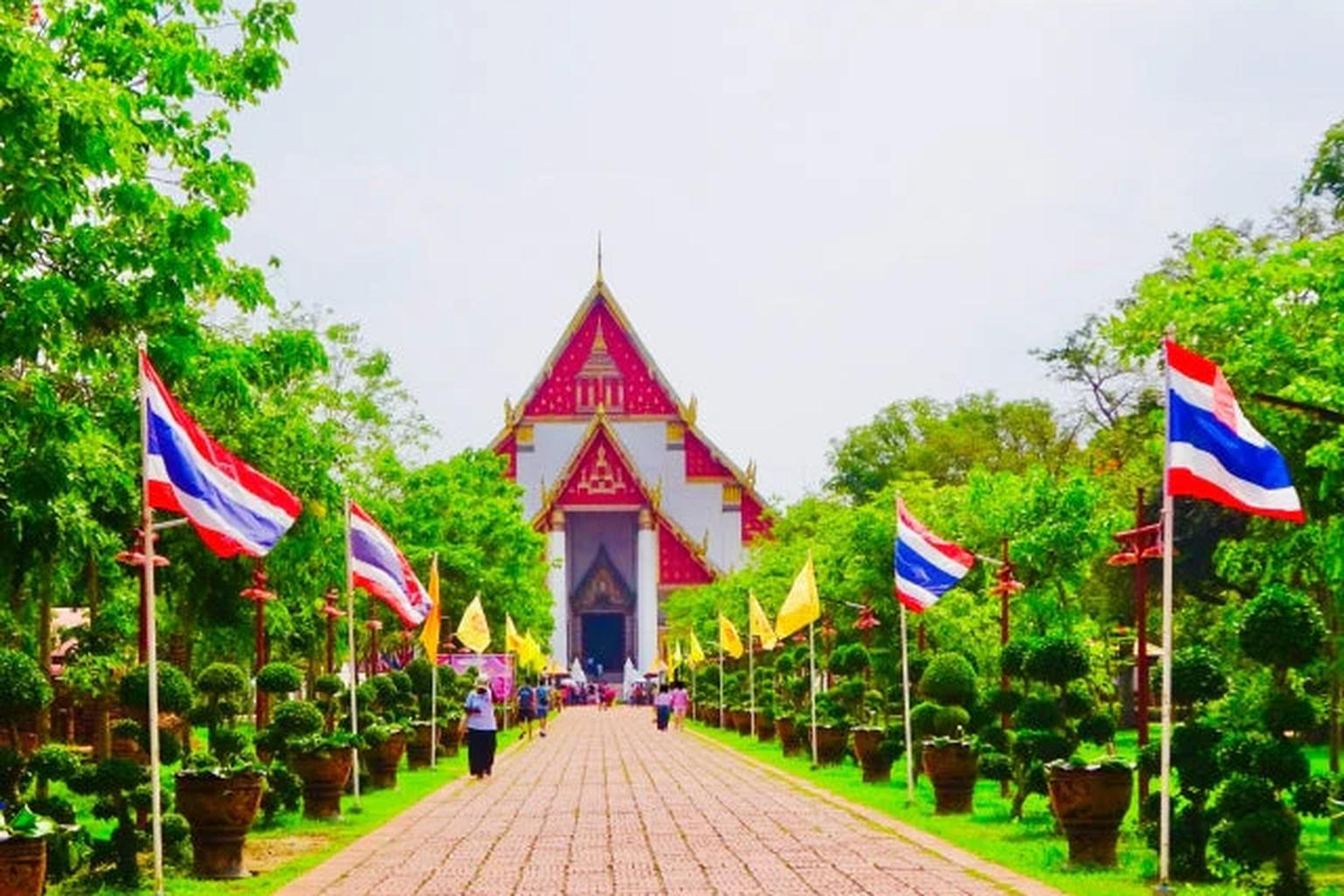 アユタヤのワット・プラ・シー・サンペット寺院への参道。タイ国旗が並ぶ美しい参道
